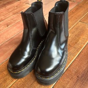 2976 platform chelsea doc marten boots (size 6) very good condition